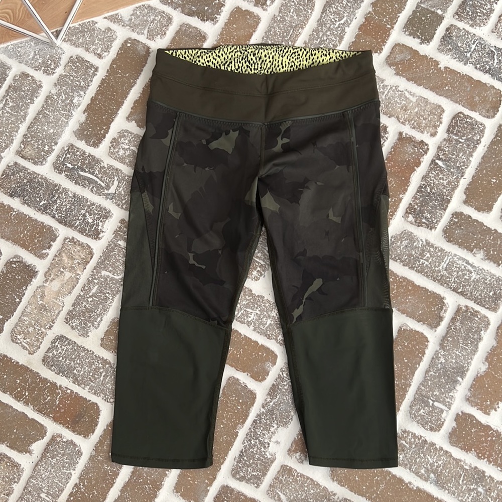 Lululemon camo cropped leggings